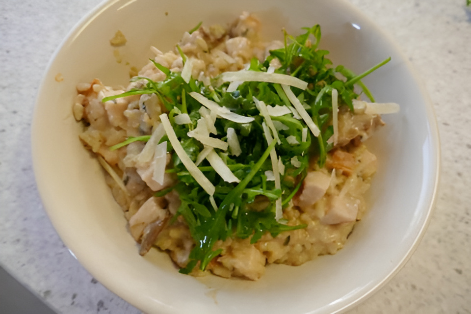 Romige risotto met gerookte kip, mascarpone en paddenstoelen.