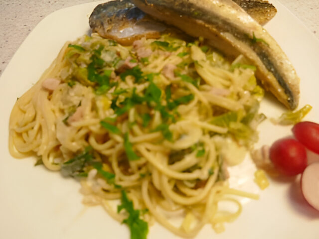 Romige spaghetti met prei, verse makreel en spekjes.