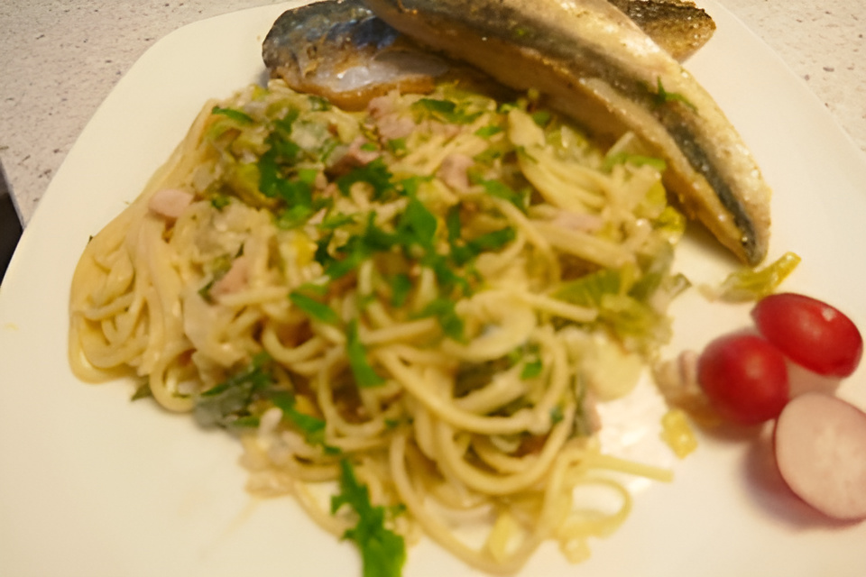 Romige spaghetti met prei, verse makreel en spekjes.