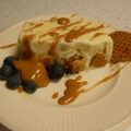 ” Roomijs-cake ” met walnoten, stroopwafeltjes en karamel.
