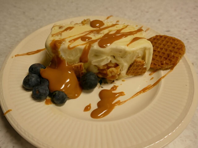 ” Roomijs-cake ” met walnoten, stroopwafeltjes en karamel.