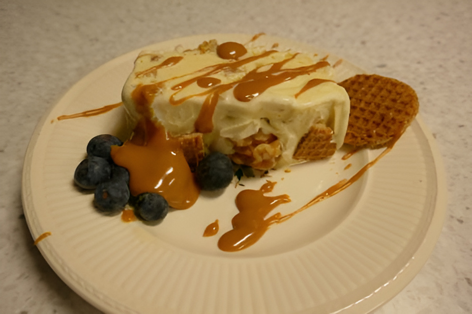 " Roomijs-cake " met walnoten, stroopwafeltjes en karamel.