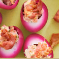 Roze eitjes gevuld met krokante bacon……