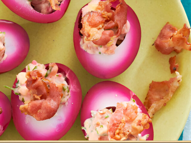 Roze eitjes gevuld met krokante bacon……