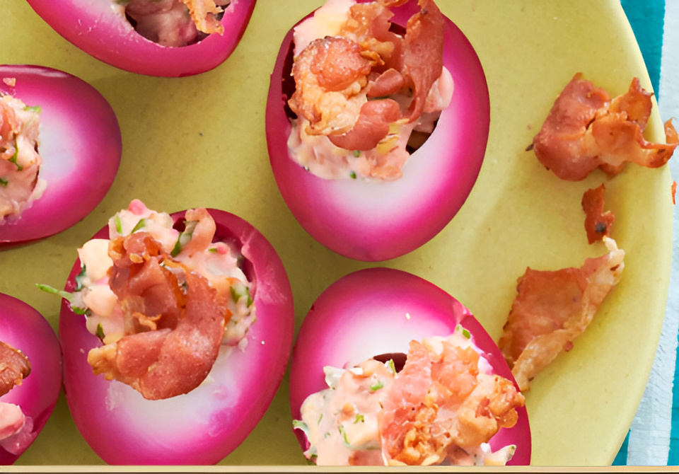Roze eitjes gevuld met krokante bacon......