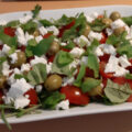 Salade van rucola met kerstomaatjes, feta en olijven
