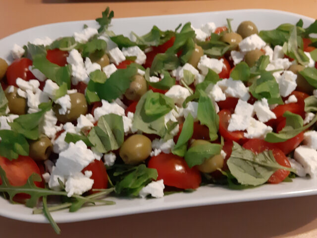 Salade van rucola met kerstomaatjes, feta en olijven