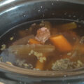 Zelfgemaakte runderbouillon uit de slowcooker
