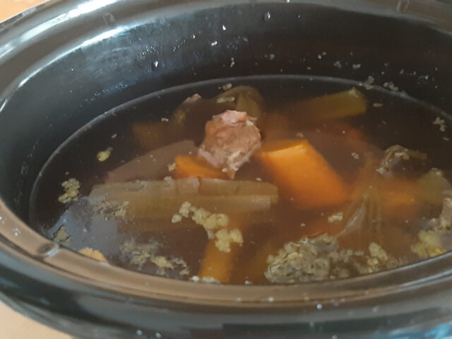 Zelfgemaakte runderbouillon uit de slowcooker