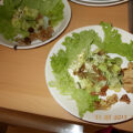 Salade van avocado, gorgonzola, gedroogde tomaten en noten