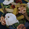 Salade van groene asperges met gemarineerde geitenkaas, gedroogde tomaten en geroosterde walnoten