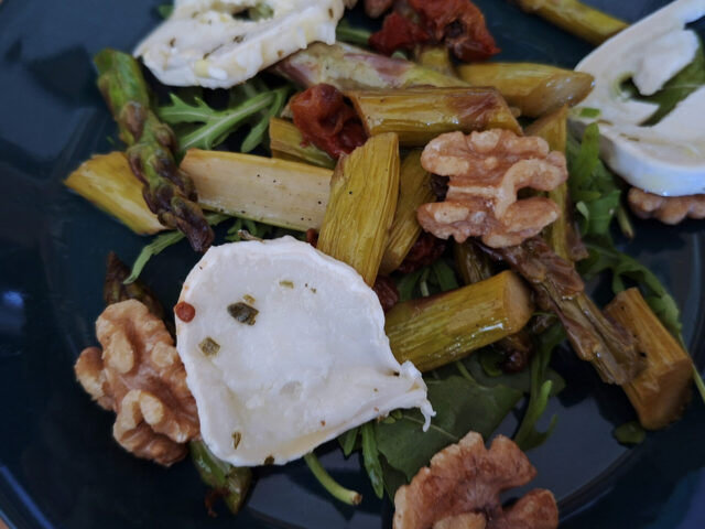 Salade van groene asperges met gemarineerde geitenkaas, gedroogde tomaten en geroosterde walnoten