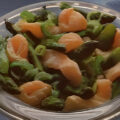 Salade van groene asperges met gemarineerde rauwe zalm