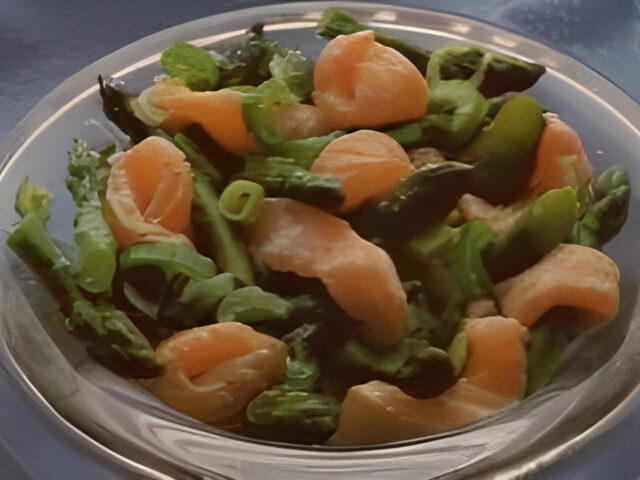 Salade van groene asperges met gemarineerde rauwe zalm