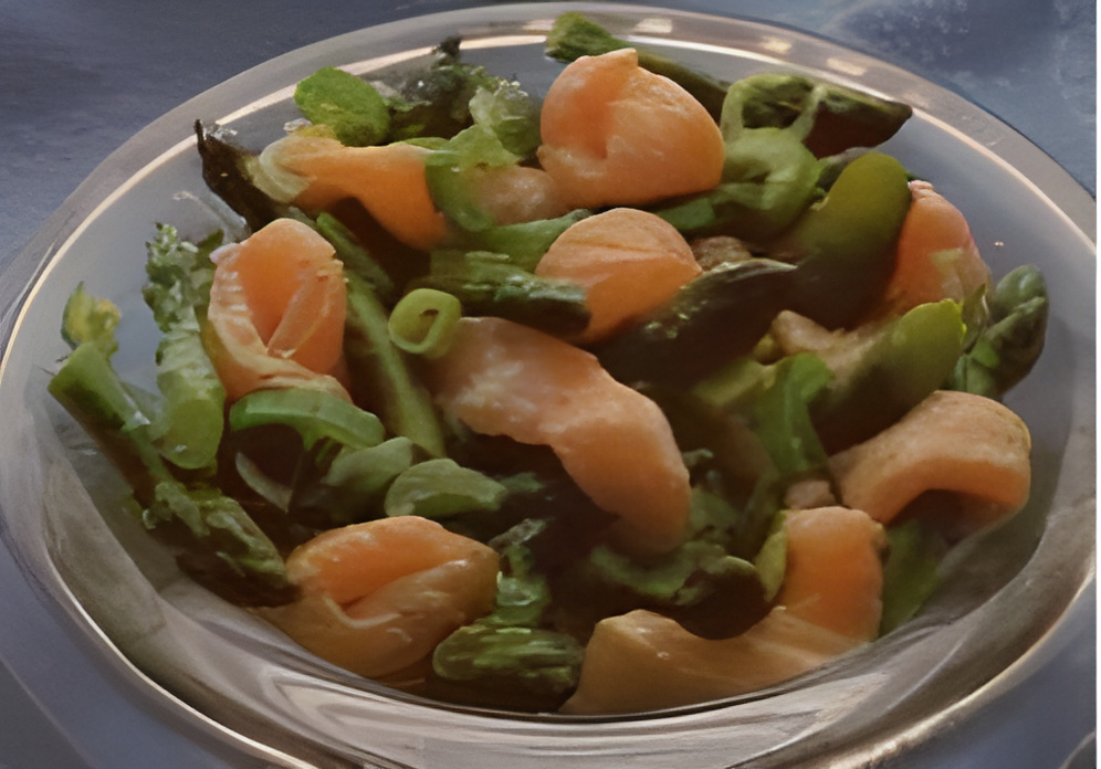 Salade van groene asperges met gemarineerde rauwe zalm