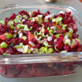 Salade van rode bietjes met kappertjes en cornichons