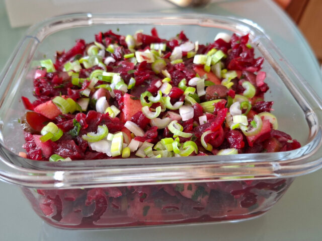 Salade van rode bietjes met kappertjes en cornichons