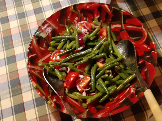 Salade van sperziebonen met rode ui, kappertjes en tomaat