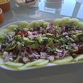 Lunchsalade met tomaat, komkommer, avocado en rode ui