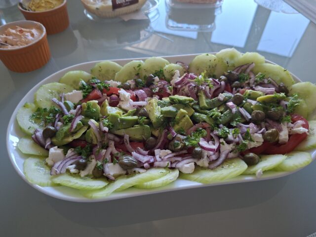 Lunchsalade met tomaat, komkommer, avocado en rode ui
