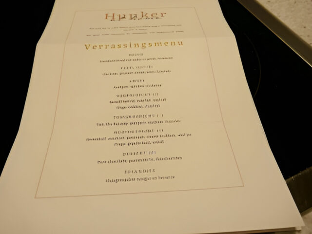 Samen op afstand dineren uit een doos . Kerst Corona-periode. Aandenken!
