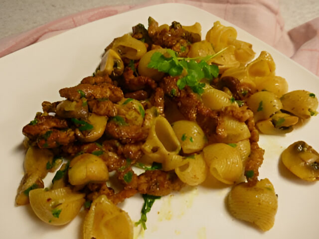 Schelpjespasta met Shoarmareepjes en Champignons….