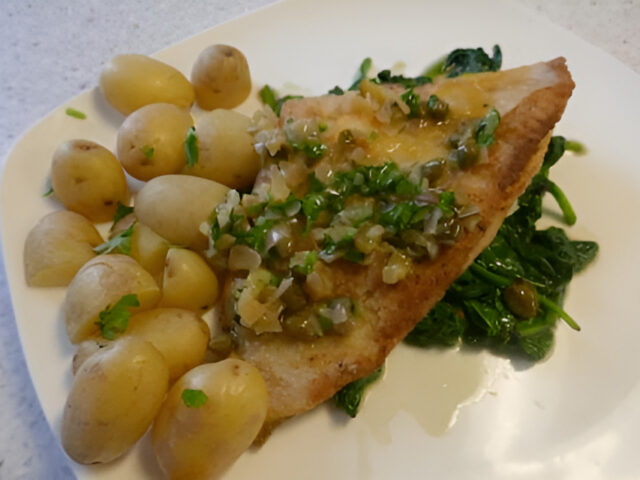 Scholfilet met warme tartaarsaus, gestoomde kriel en verse spinazie.