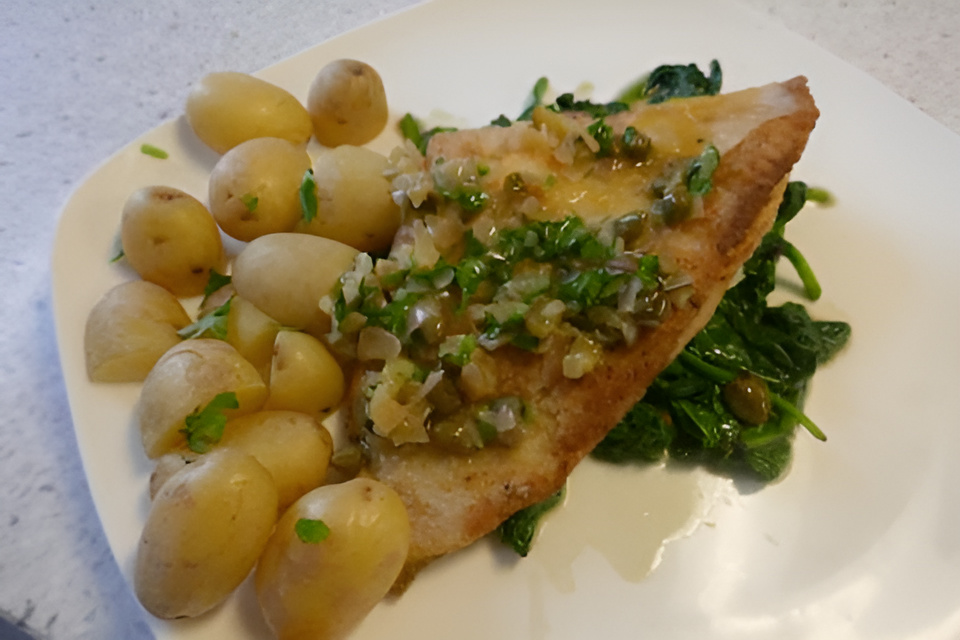 Scholfilet met warme tartaarsaus, gestoomde kriel en verse spinazie.