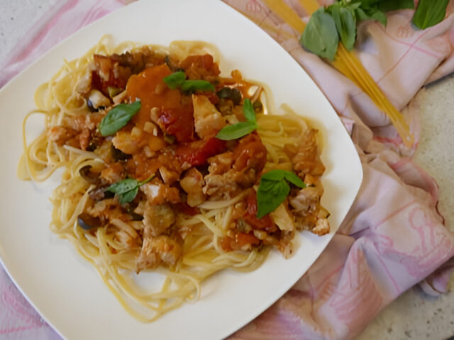 Siciliaanse kabeljauw in kruidige tomatensaus…..