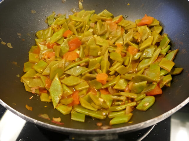 Smakelijk, gestoofde snijboontjes met knoflook en tomaat……
