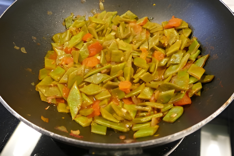 Smakelijk, gestoofde snijboontjes met knoflook en tomaat......