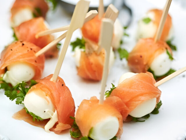 Smakelijke ” Paaseitjes” van kwarteleitjes met zalm