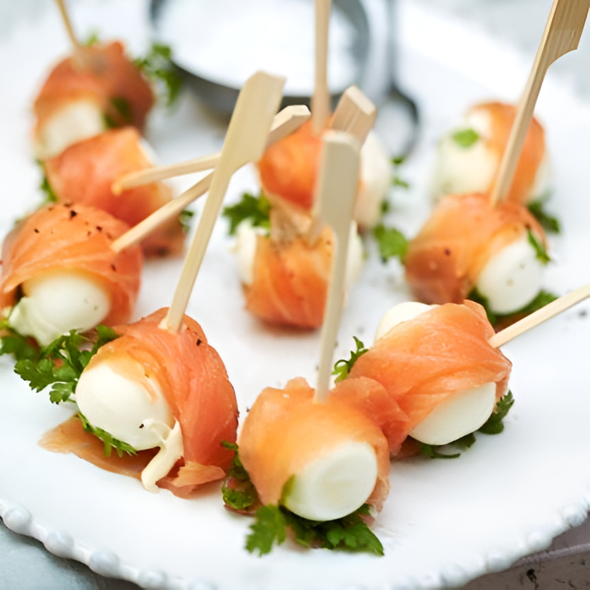 Smakelijke " Paaseitjes" van kwarteleitjes met zalm