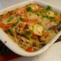 Smeuïge Macaroni ovenschotel met ontbijtspek, groente en kaas.