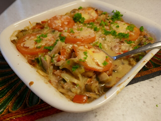 Smeuïge Macaroni ovenschotel met ontbijtspek, groente en kaas.