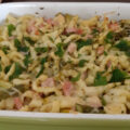 Pasta met groene aspergers, ham, pesto en kaas. Snel en heel gemakkelijk te maken.