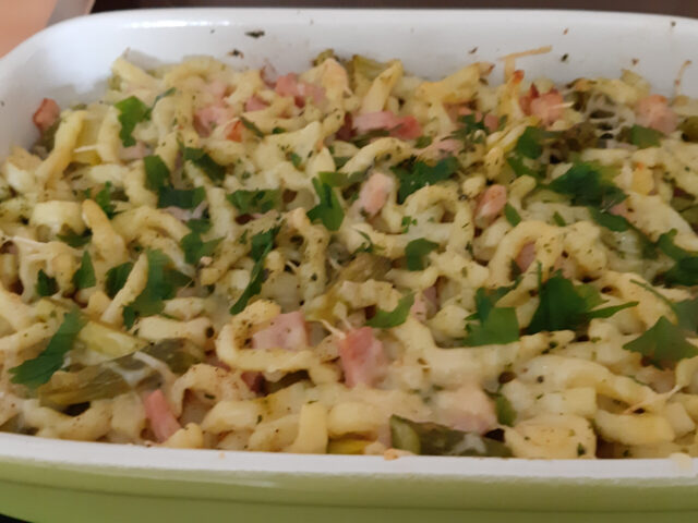 Pasta met groene aspergers, ham, pesto en kaas. Snel en heel gemakkelijk te maken.