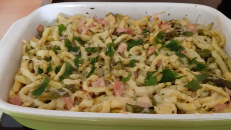 Pasta met groene aspergers, ham, pesto en kaas. Snel en heel gemakkelijk te maken.