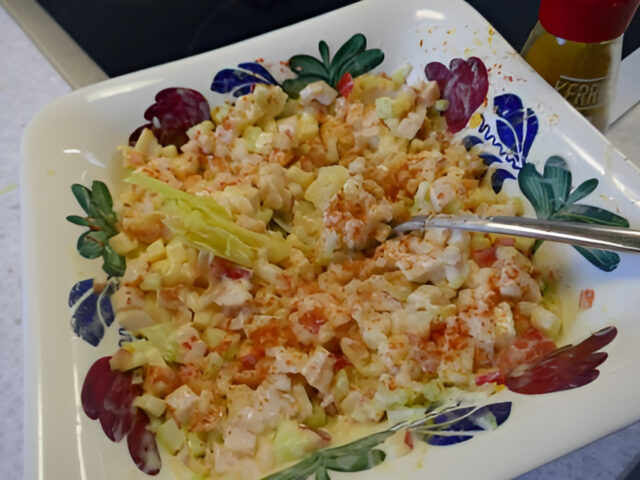 Snelle gerookte kip salade voor op een broodje of een toastje.