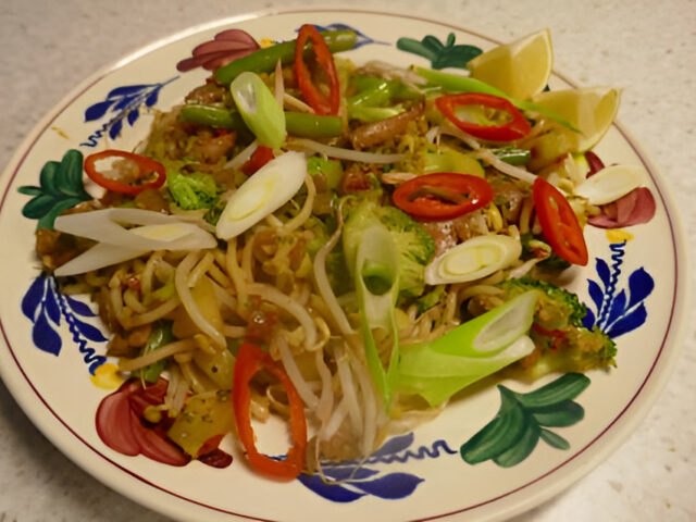 Snelle kip – broccoli -boontjes uit de wok in soja – ketjapsaus.