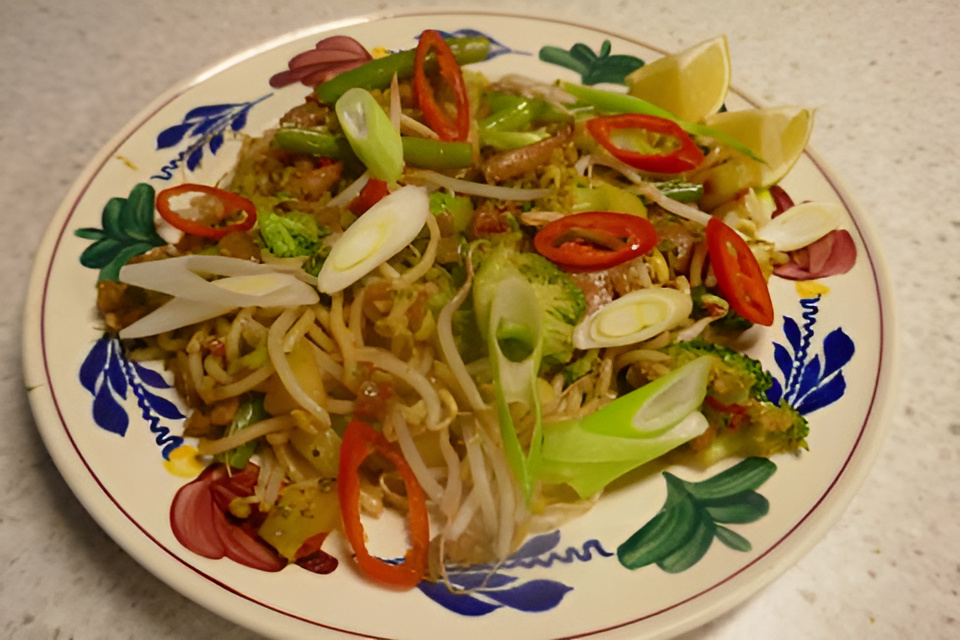 Snelle kip - broccoli -boontjes uit de wok in soja - ketjapsaus.