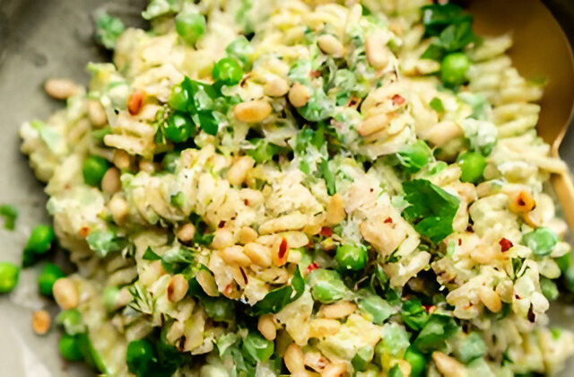 Snelle zomerpasta met doperwten en citroen