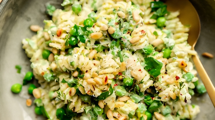 Snelle zomerpasta met doperwten en citroen