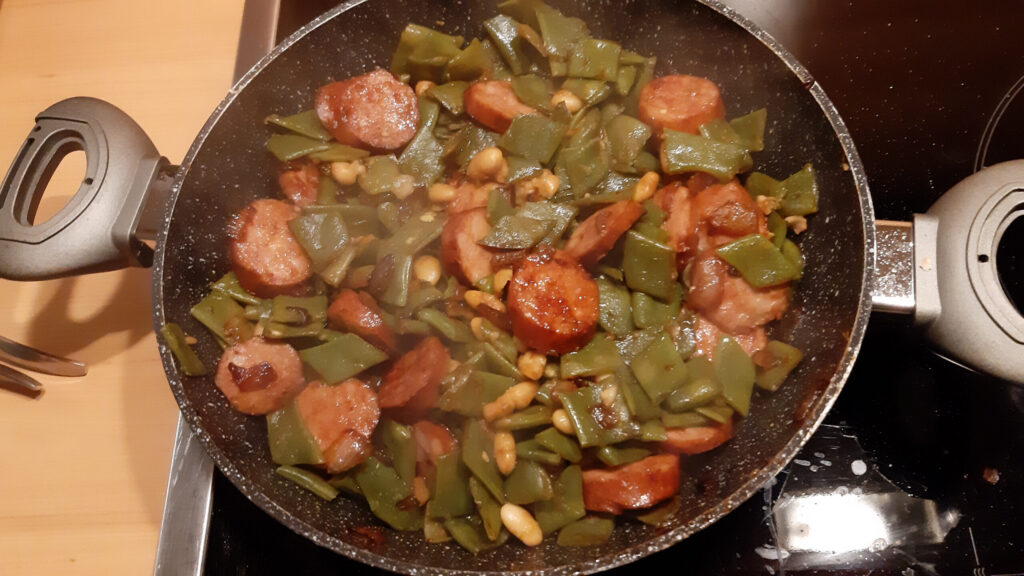 Snijbonen en witte bonen met Indische gebakken rookworst