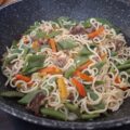 Aziatische eiermie met snijbonen, gehakt, paprika en lente-uitjes