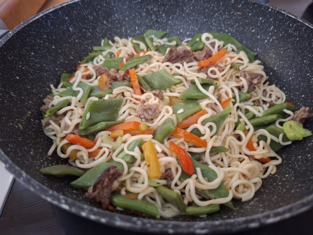 Aziatische eiermie met snijbonen, gehakt, paprika en lente-uitjes