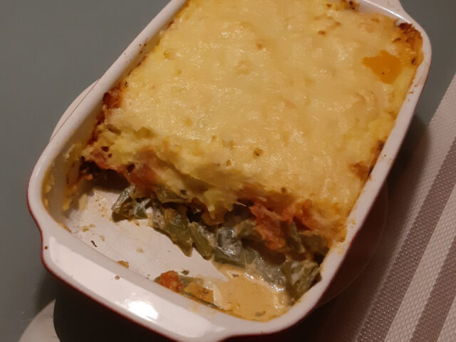 Snijbonen ovenschotel met tomaat, kruidenroomkaa en een romige puree met kaas