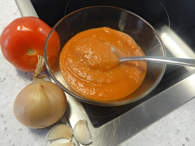 Sofrito…Basissaus voor over pasta van tomaat, ui en knoflook.