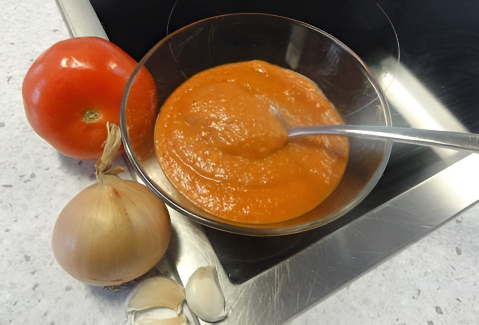 Sofrito...Basissaus voor over pasta van tomaat, ui en knoflook.