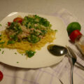 Spaghetti met kokosmelk broccoli en gerookte zalm.